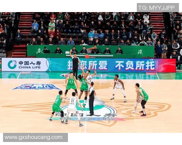 CBA赛场上的感人时刻镜头定格那一刻温情与汗水交织 CBA赛场上的感人时刻镜头定格那一刻温情与汗水交织