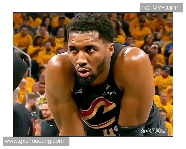 米切尔疑似与当红明星秘密约会引发热议球迷纷纷猜测真相 米切尔疑似与当红明星秘密约会引发热议球迷纷纷猜测真相