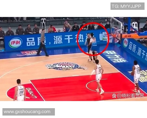 镜头捕捉：篮球八卦赛场小动作引发热议